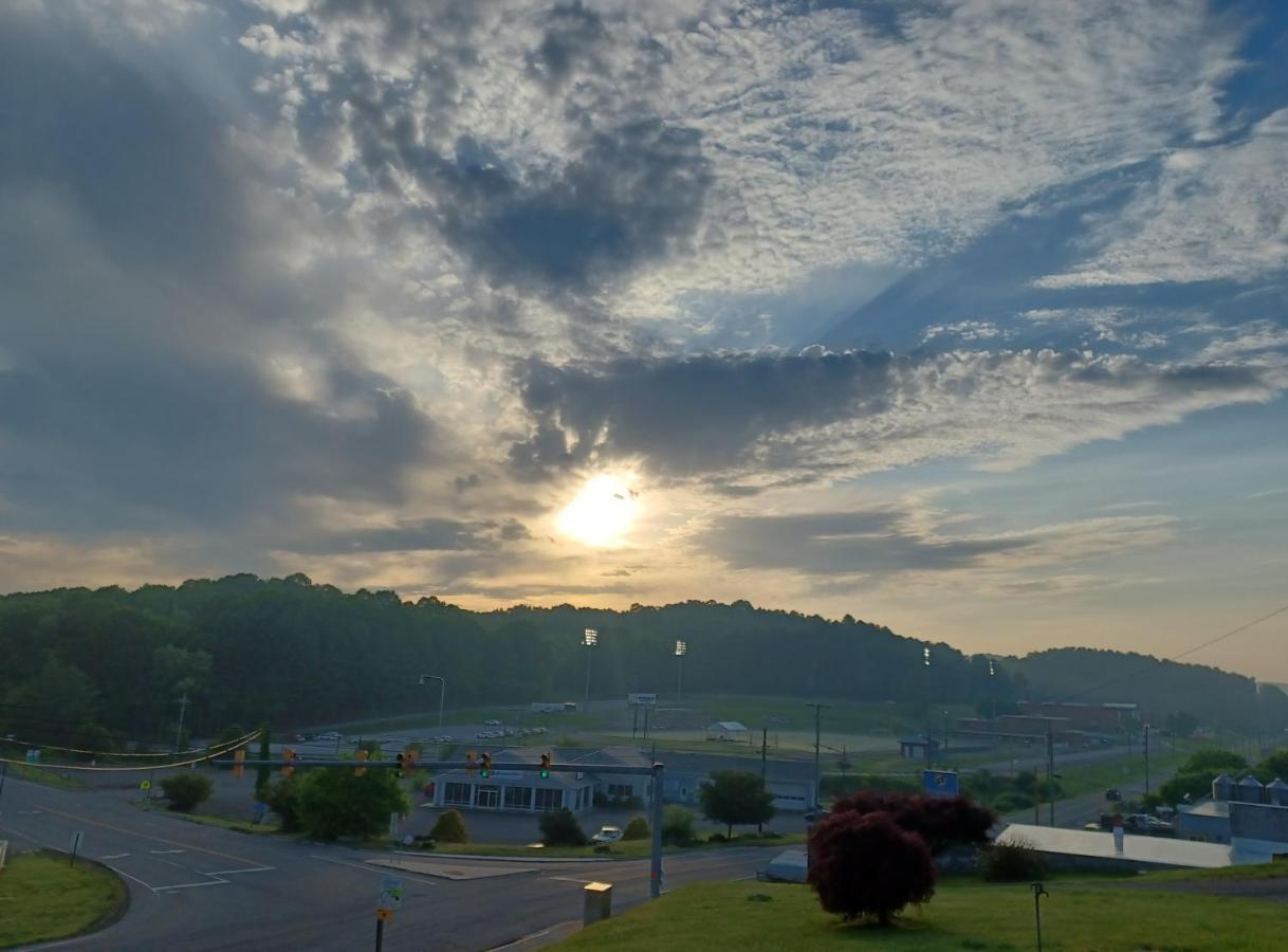 Knob Hill Motor Lodge Hillsville Bagian luar foto