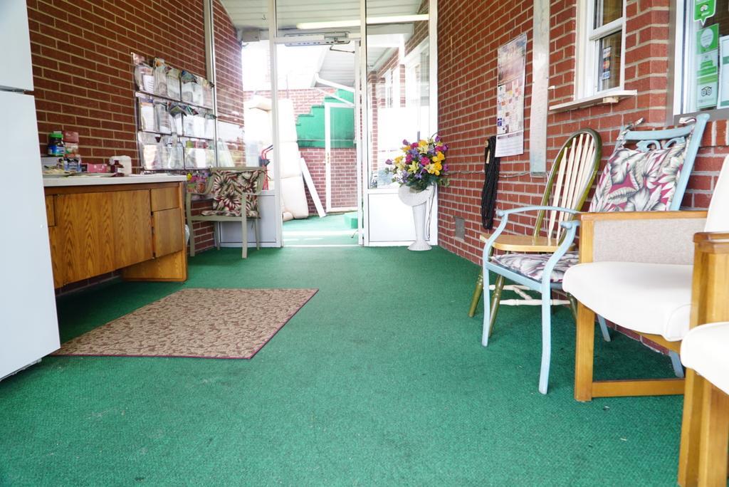 Knob Hill Motor Lodge Hillsville Bagian luar foto